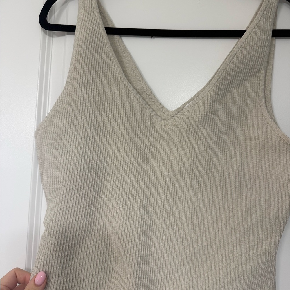 Aritzia Babaton Sculpt Ribbed Knit V-Neck Top